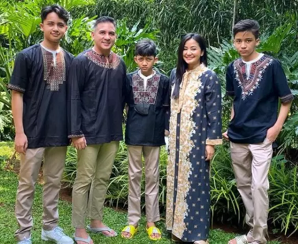 vokalis perempuan dan keluarga © berbagai sumber vokalis perempuan dan keluarga © berbagai sumber