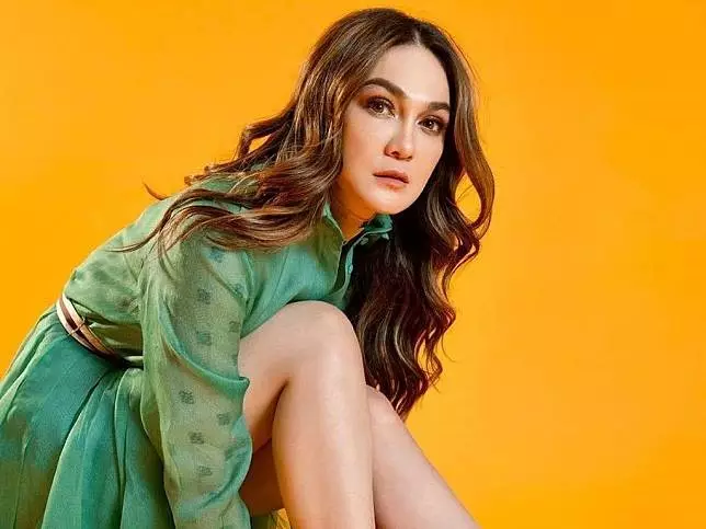 model rambut Luna Maya © Instagram/@lunamaya model rambut Luna Maya © Instagram/@lunamaya