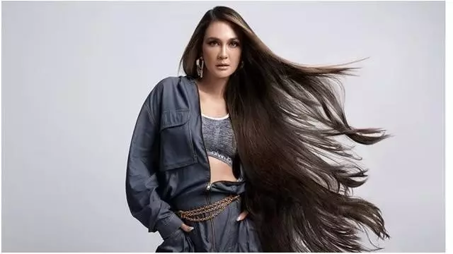 model rambut Luna Maya © Instagram/@lunamaya model rambut Luna Maya © Instagram/@lunamaya