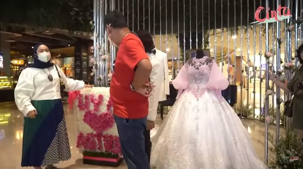 pesta ultah pernikahan Uya dan Astrid © YouTube