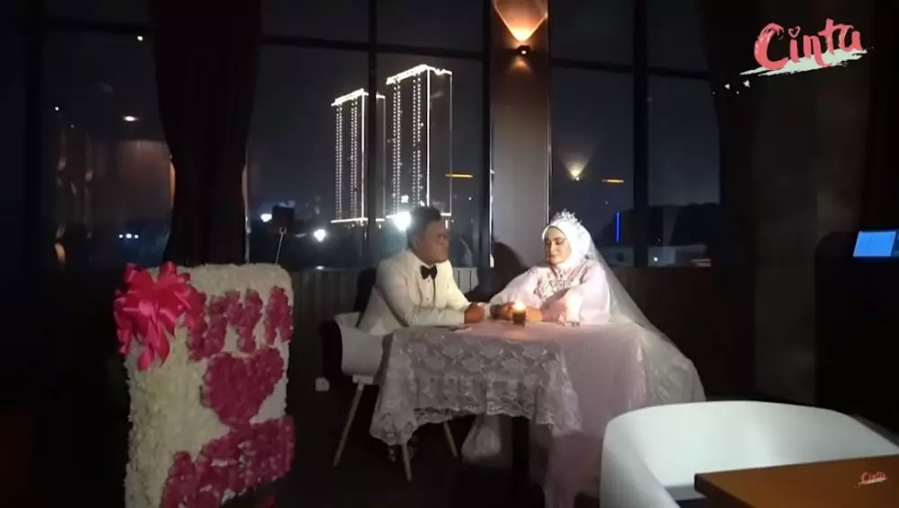 pesta ultah pernikahan Uya dan Astrid © YouTube