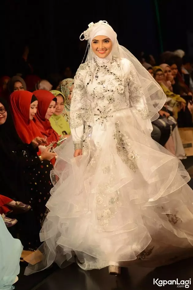 Ashanty kenakan gaun besar © 2021 brilio.net Ashanty kenakan gaun besar © 2021 brilio.net