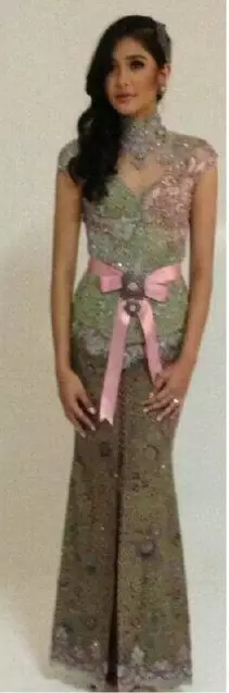 Potret Mikha Tambayong kenakan kebaya dari berbagai sumber Potret Mikha Tambayong kenakan kebaya dari berbagai sumber