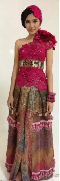 Potret Mikha Tambayong kenakan kebaya dari berbagai sumber Potret Mikha Tambayong kenakan kebaya dari berbagai sumber