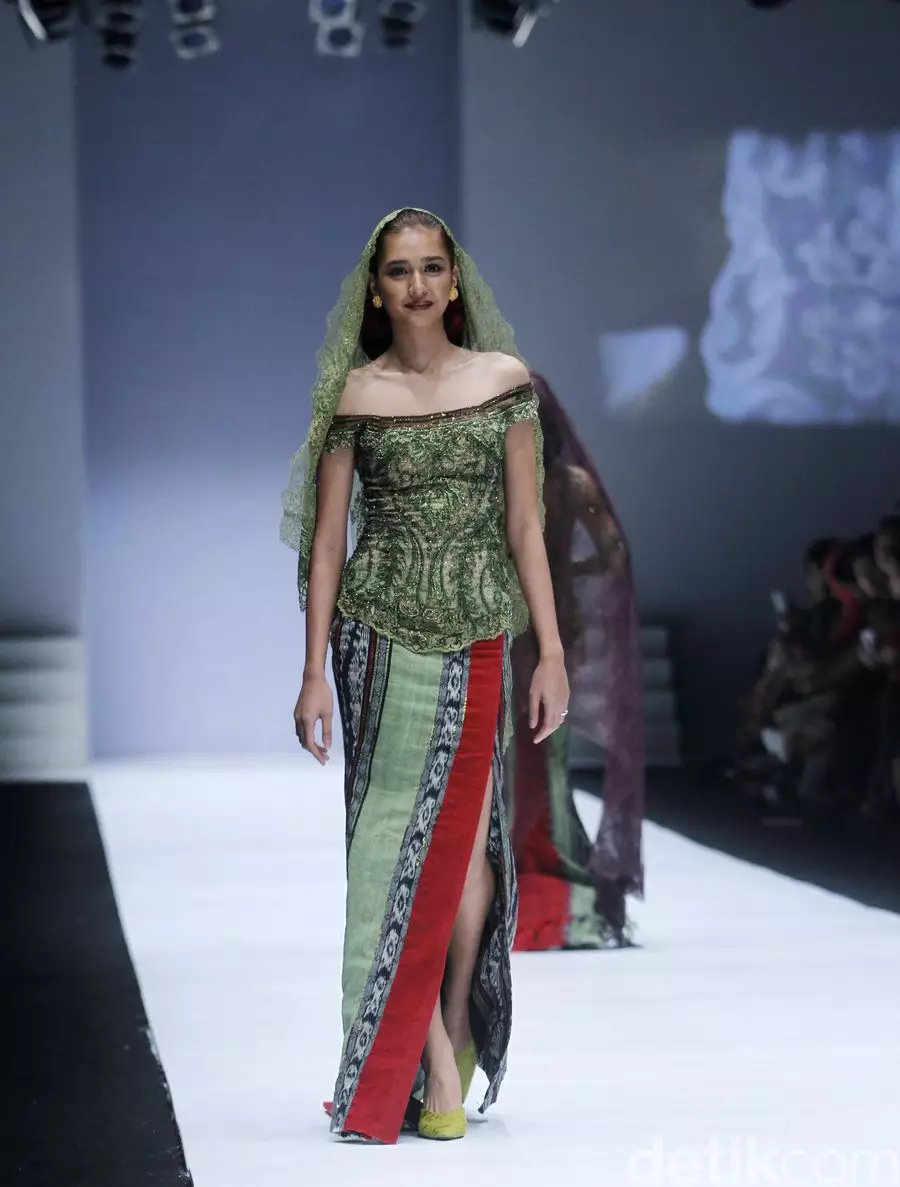 Potret Mikha Tambayong kenakan kebaya dari berbagai sumber Potret Mikha Tambayong kenakan kebaya dari berbagai sumber