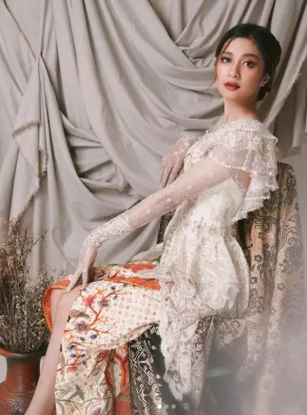 Potret Mikha Tambayong kenakan kebaya dari berbagai sumber Potret Mikha Tambayong kenakan kebaya dari berbagai sumber