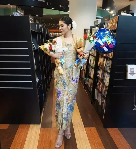 Potret Mikha Tambayong kenakan kebaya dari berbagai sumber Potret Mikha Tambayong kenakan kebaya dari berbagai sumber