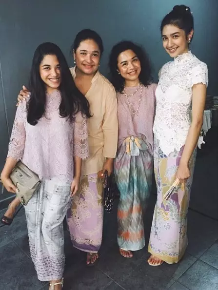 Potret Mikha Tambayong kenakan kebaya dari berbagai sumber Potret Mikha Tambayong kenakan kebaya dari berbagai sumber
