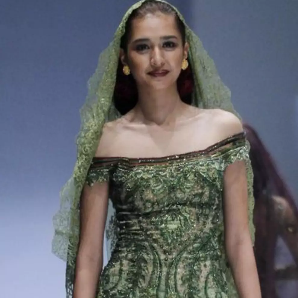 8 Potret Mikha Tambayong kenakan kebaya, anggun memesona