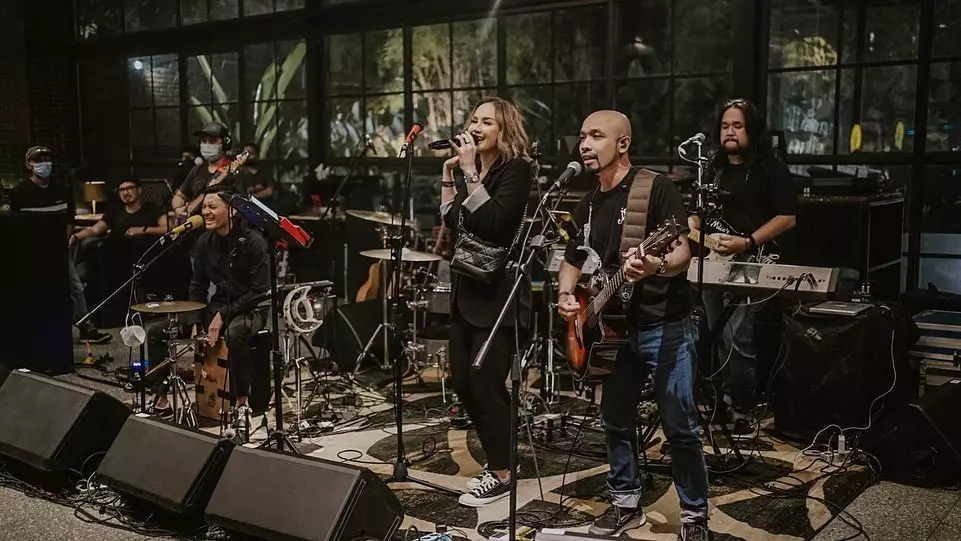 Momen ulang tahun Sara Wijayanto ke-42 tahun © 2021 brilio.net Momen ulang tahun Sara Wijayanto ke-42 tahun © 2021 brilio.net