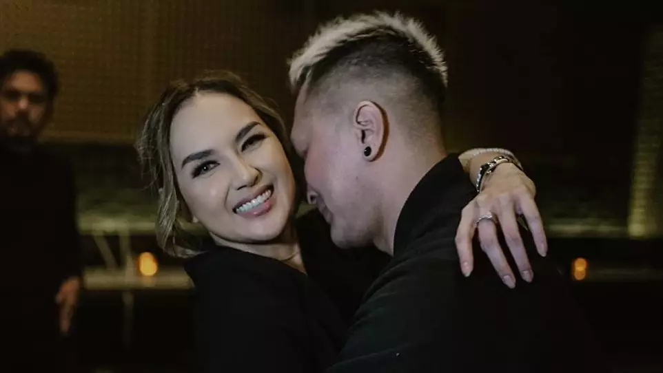 Momen ulang tahun Sara Wijayanto ke-42 tahun © 2021 brilio.net Momen ulang tahun Sara Wijayanto ke-42 tahun © 2021 brilio.net