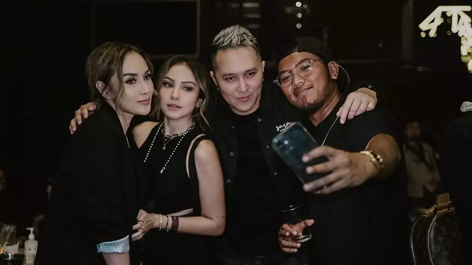 Momen ulang tahun Sara Wijayanto ke-42 tahun © 2021 brilio.net Momen ulang tahun Sara Wijayanto ke-42 tahun © 2021 brilio.net