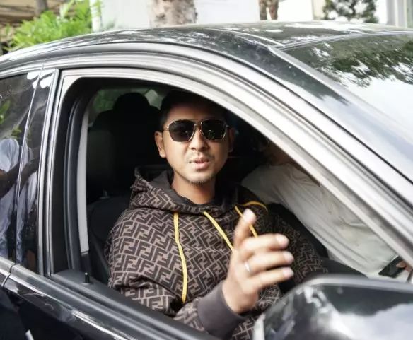 potret mobil Arya Saloka berbagai sumber