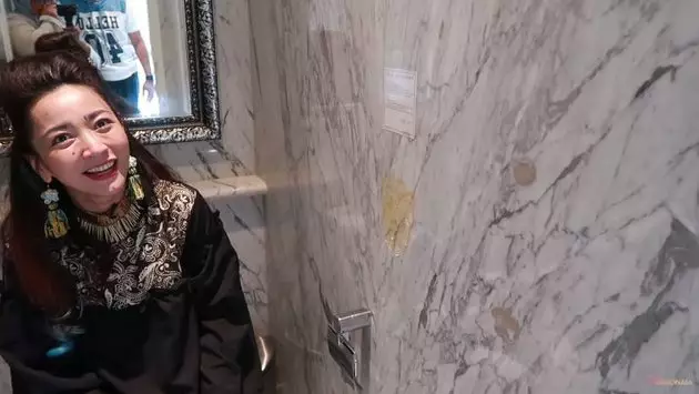 Potret kamar mandi pelawak Berbagai sumber Potret kamar mandi pelawak Berbagai sumber