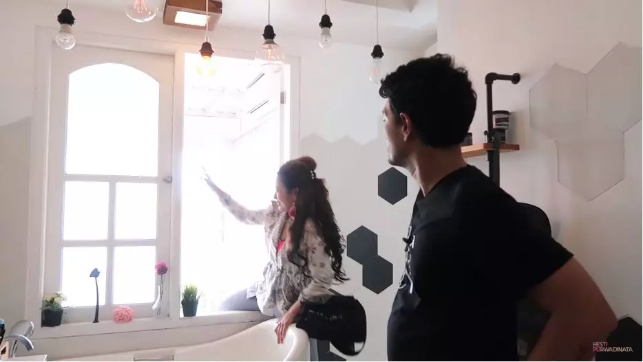 Potret kamar mandi pelawak Berbagai sumber Potret kamar mandi pelawak Berbagai sumber