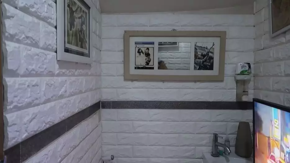 Potret kamar mandi pelawak Berbagai sumber Potret kamar mandi pelawak Berbagai sumber