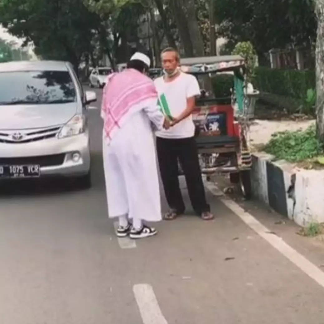 Viral sosok 'Aladdin' bagi-bagi bingkisan di jalan, tuai pujian