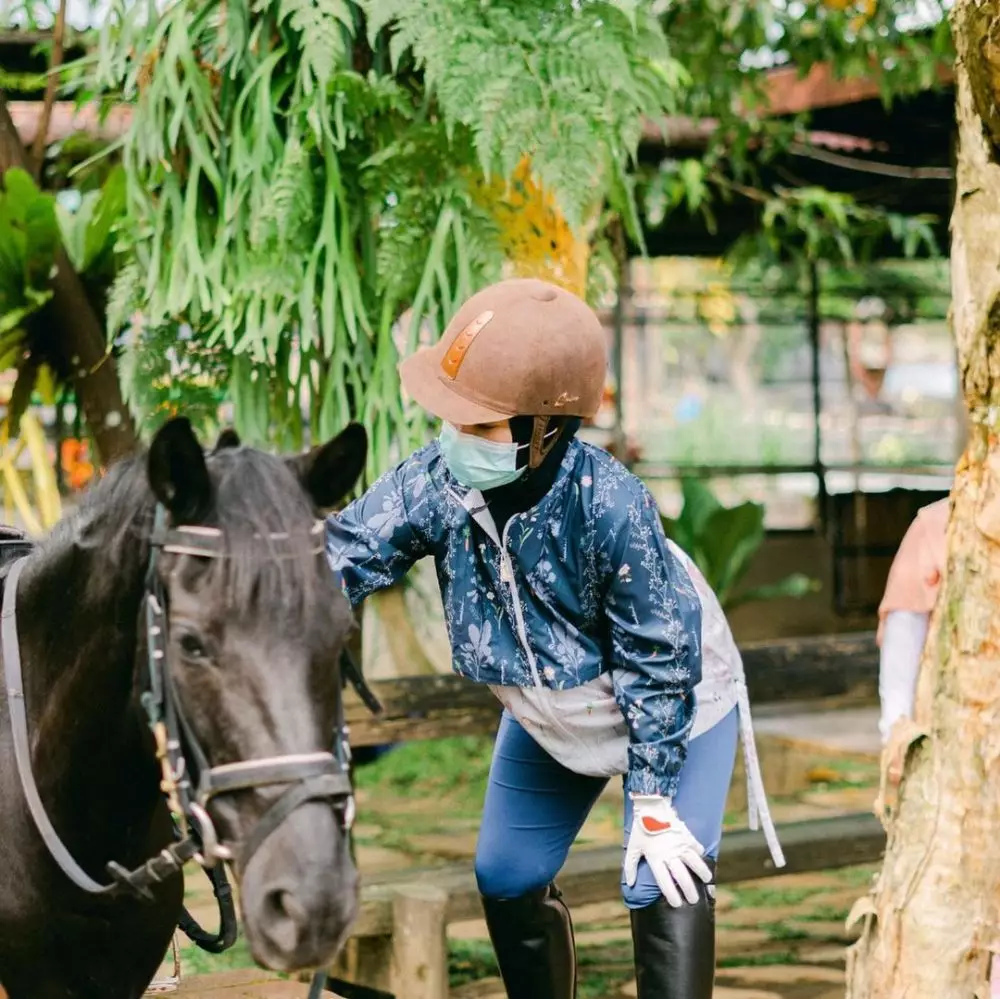 Chacha Frederica saat berkuda © Instagram