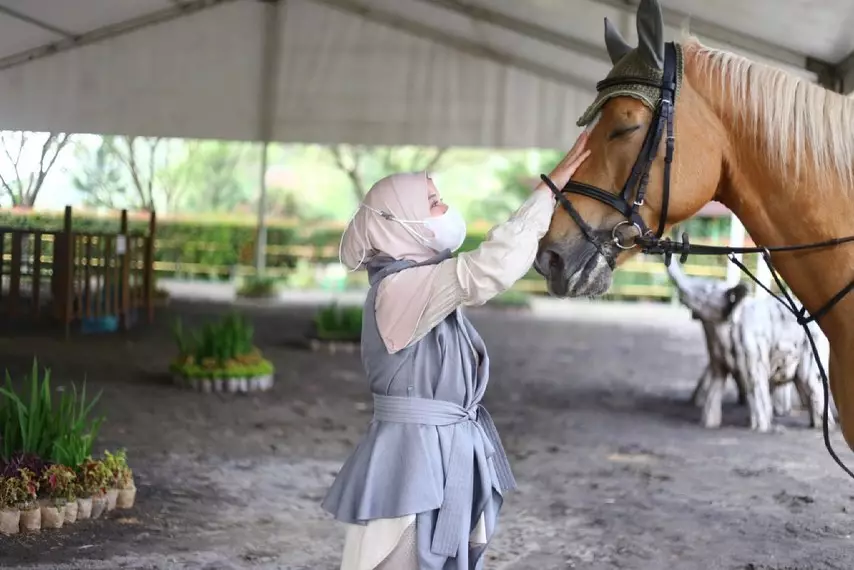 Chacha Frederica saat berkuda © Instagram