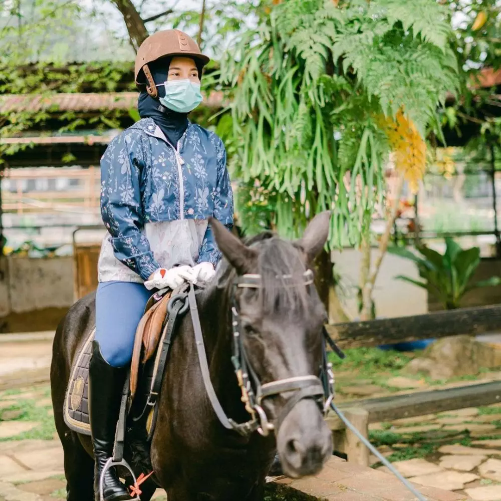 Chacha Frederica saat berkuda © Instagram