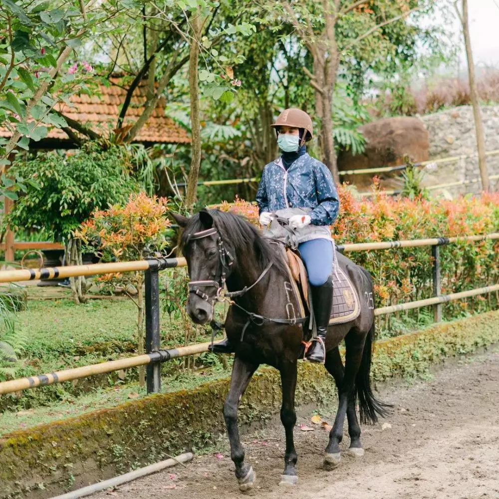 Chacha Frederica saat berkuda © Instagram