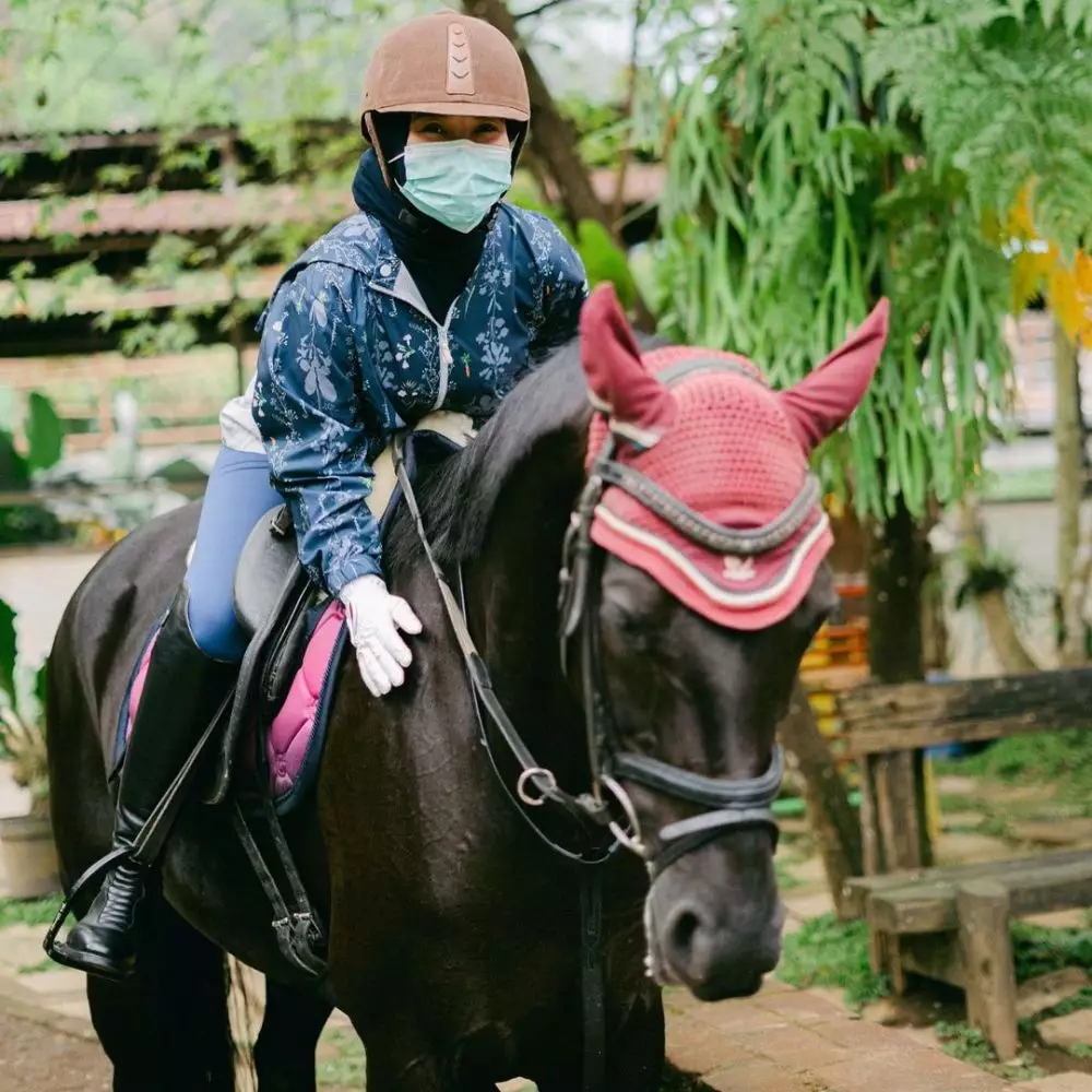 Chacha Frederica saat berkuda © Instagram