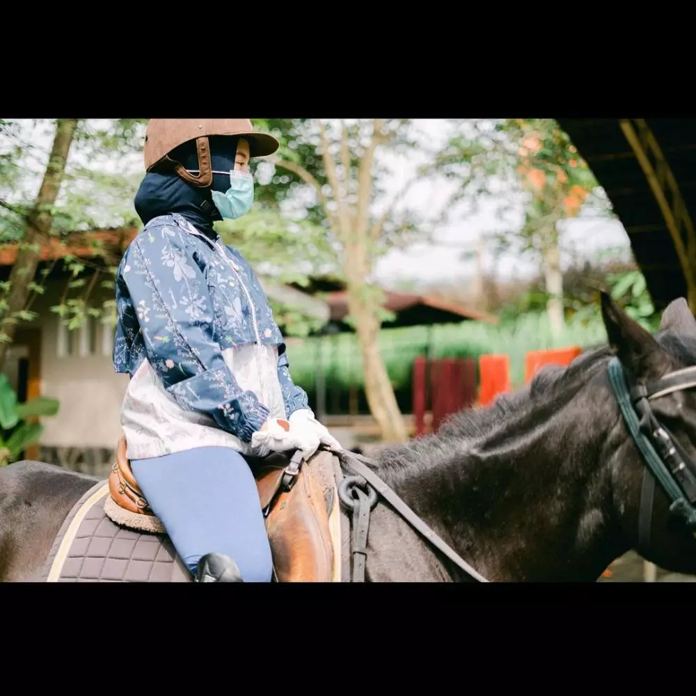 Chacha Frederica saat berkuda © Instagram