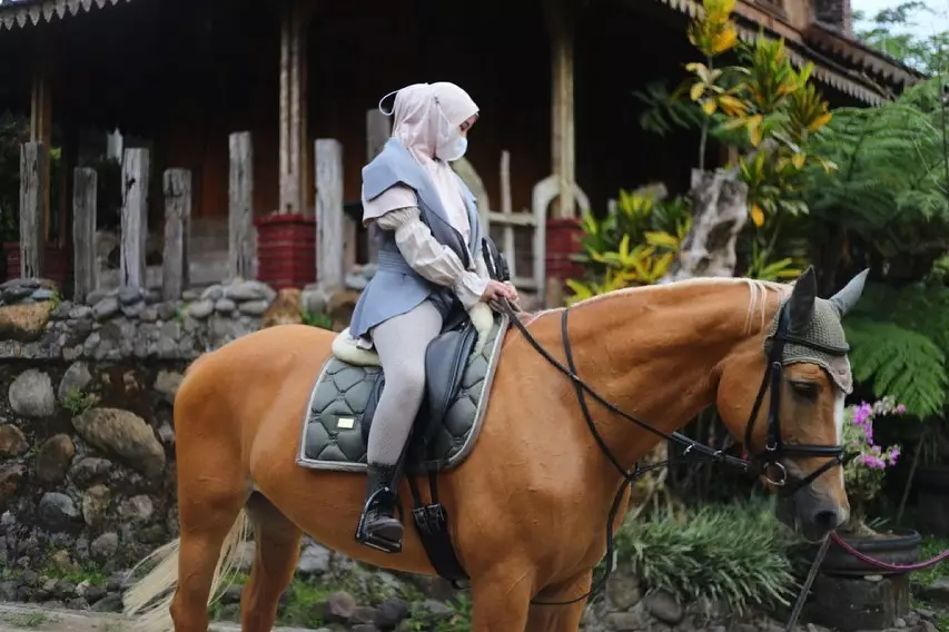 Chacha Frederica saat berkuda © Instagram