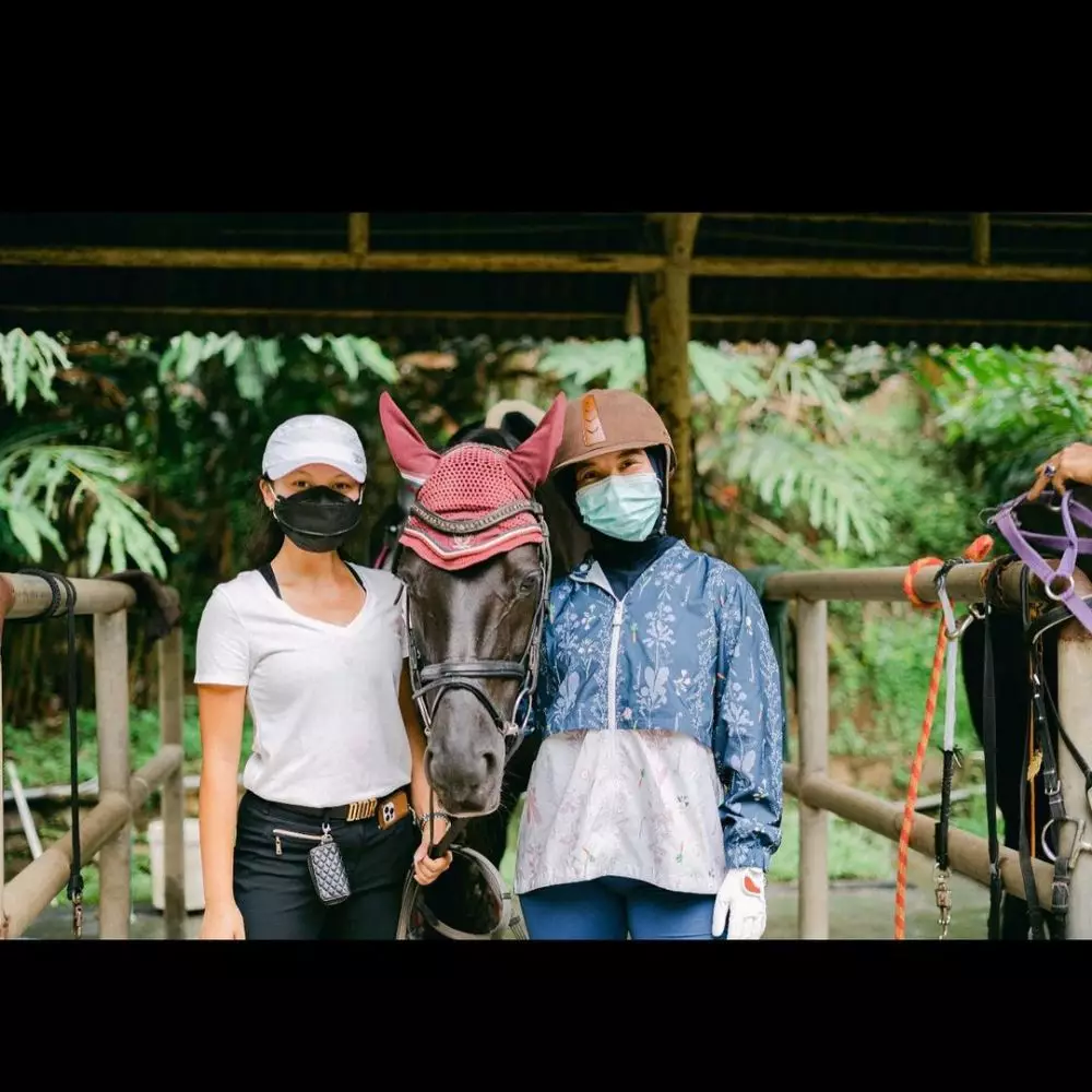 Chacha Frederica saat berkuda © Instagram