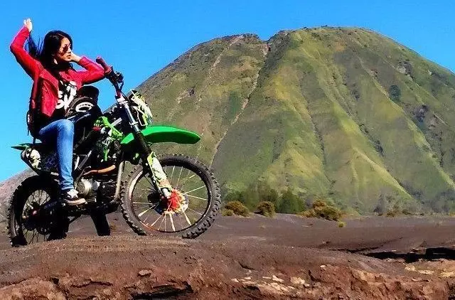 seleb cantik kendarai motor trail © berbagai sumber seleb cantik kendarai motor trail © berbagai sumber