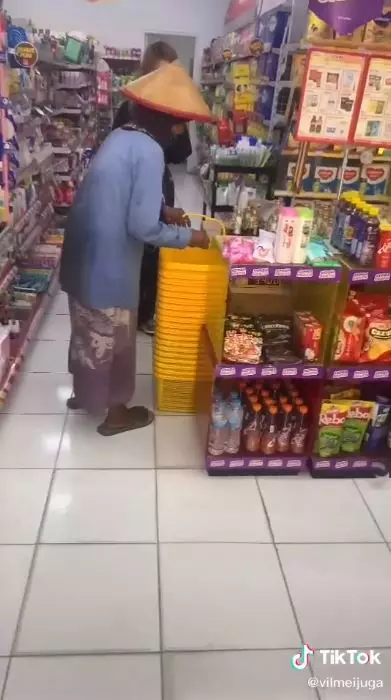 kisah ibu pemulung pertama kali masuk minimarket TikTok kisah ibu pemulung pertama kali masuk minimarket TikTok