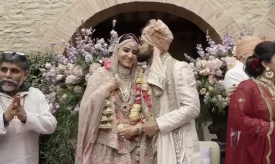 aktris Bollywood pakai gaun pengantin © 2021 brilio.net aktris Bollywood pakai gaun pengantin © 2021 brilio.net