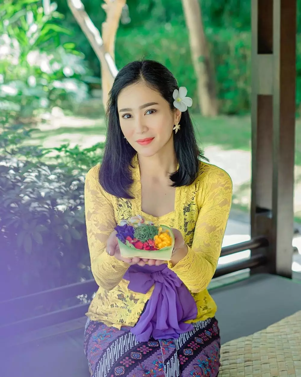 pesona bunga zainal dengan kebaya bali © instagram