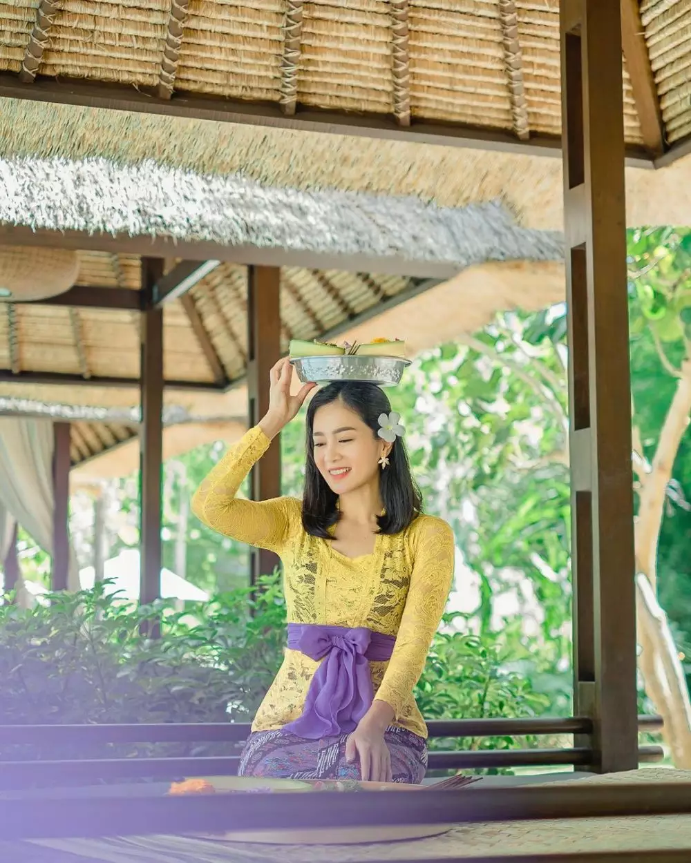 pesona bunga zainal dengan kebaya bali © instagram