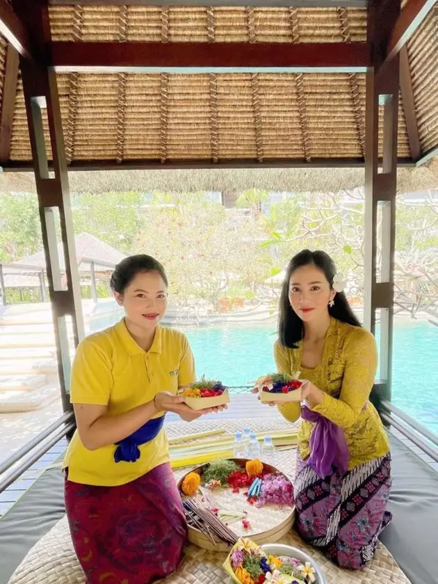 pesona bunga zainal dengan kebaya bali © instagram