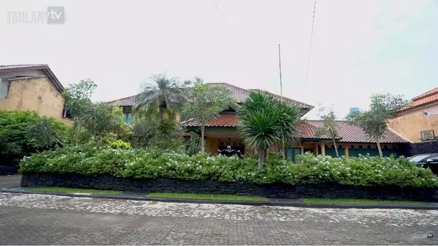 Potret rumah Ikang Fawzi © YouTube/Taulany Tv Potret rumah Ikang Fawzi © YouTube/Taulany Tv