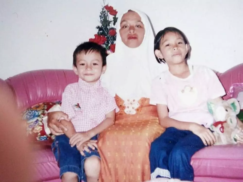 potret masa kecil pesinetron tampan dan ibu © instagram potret masa kecil pesinetron tampan dan ibu © instagram