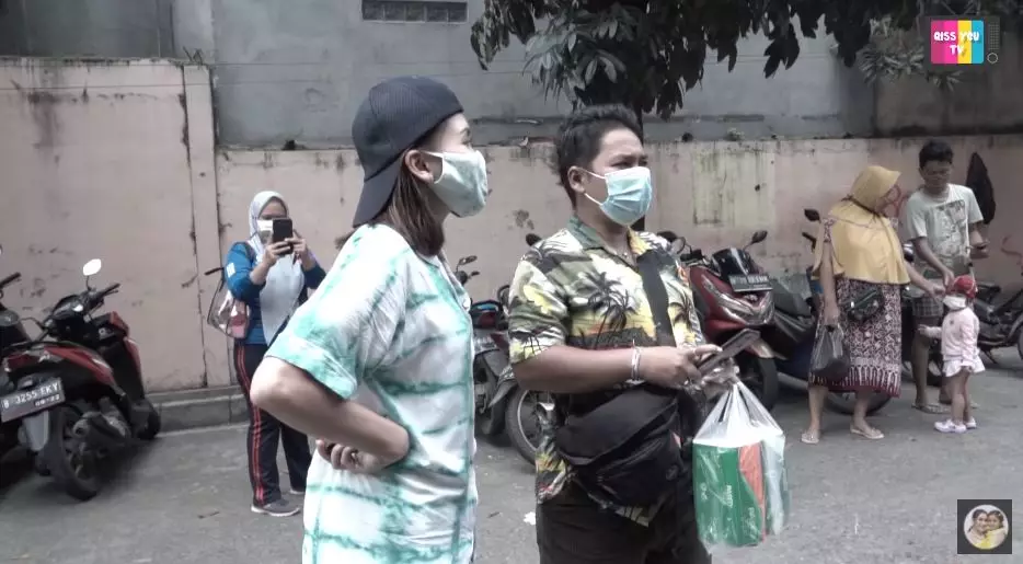 Ayu Ting Ting ke pasar © YouTube Ayu Ting Ting ke pasar © YouTube