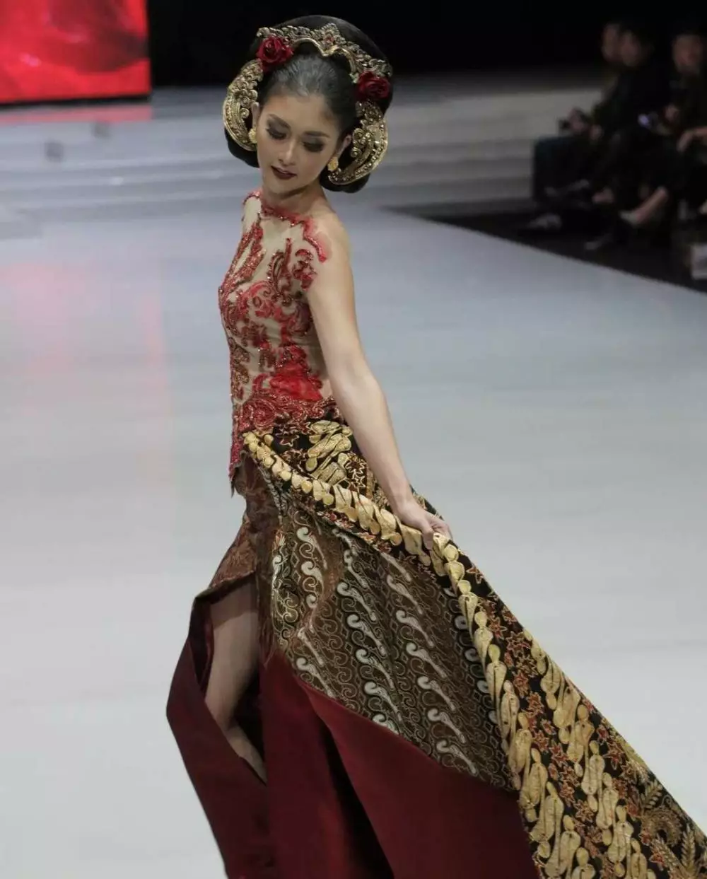 Potret 10 jebolan Puteri Indonesia kenakan kebaya Anne Avantie dari berbagai sumber