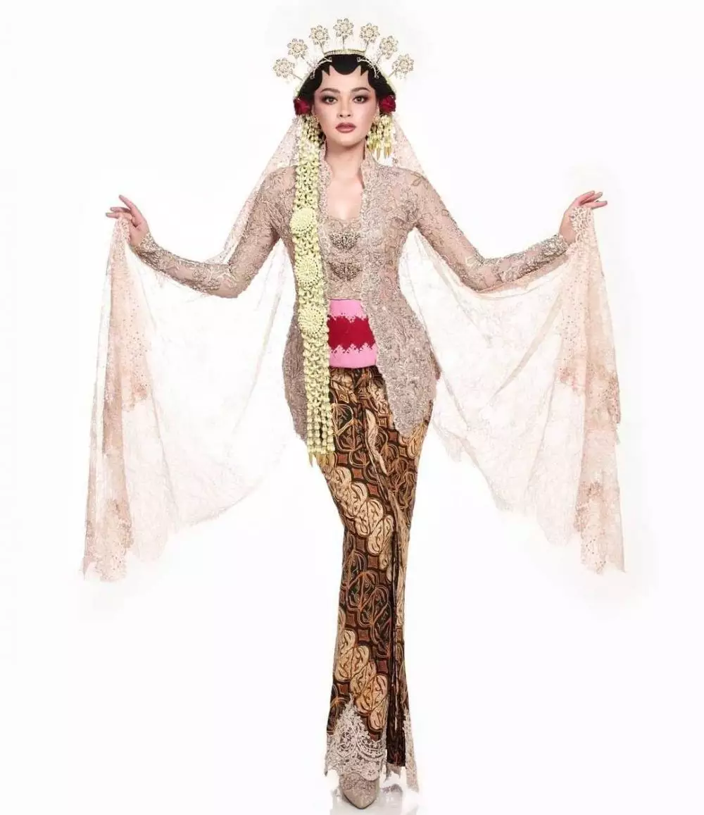 Potret 10 jebolan Puteri Indonesia kenakan kebaya Anne Avantie dari berbagai sumber