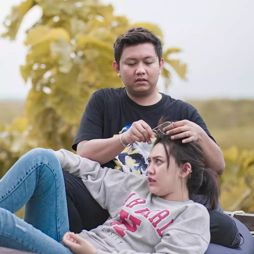 7 Potret Denny Caknan &amp; Happy Asmara di atas panggung ini bikin baper