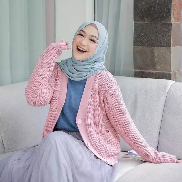 dagu ria ricis curi perhatian Berbagai sumber