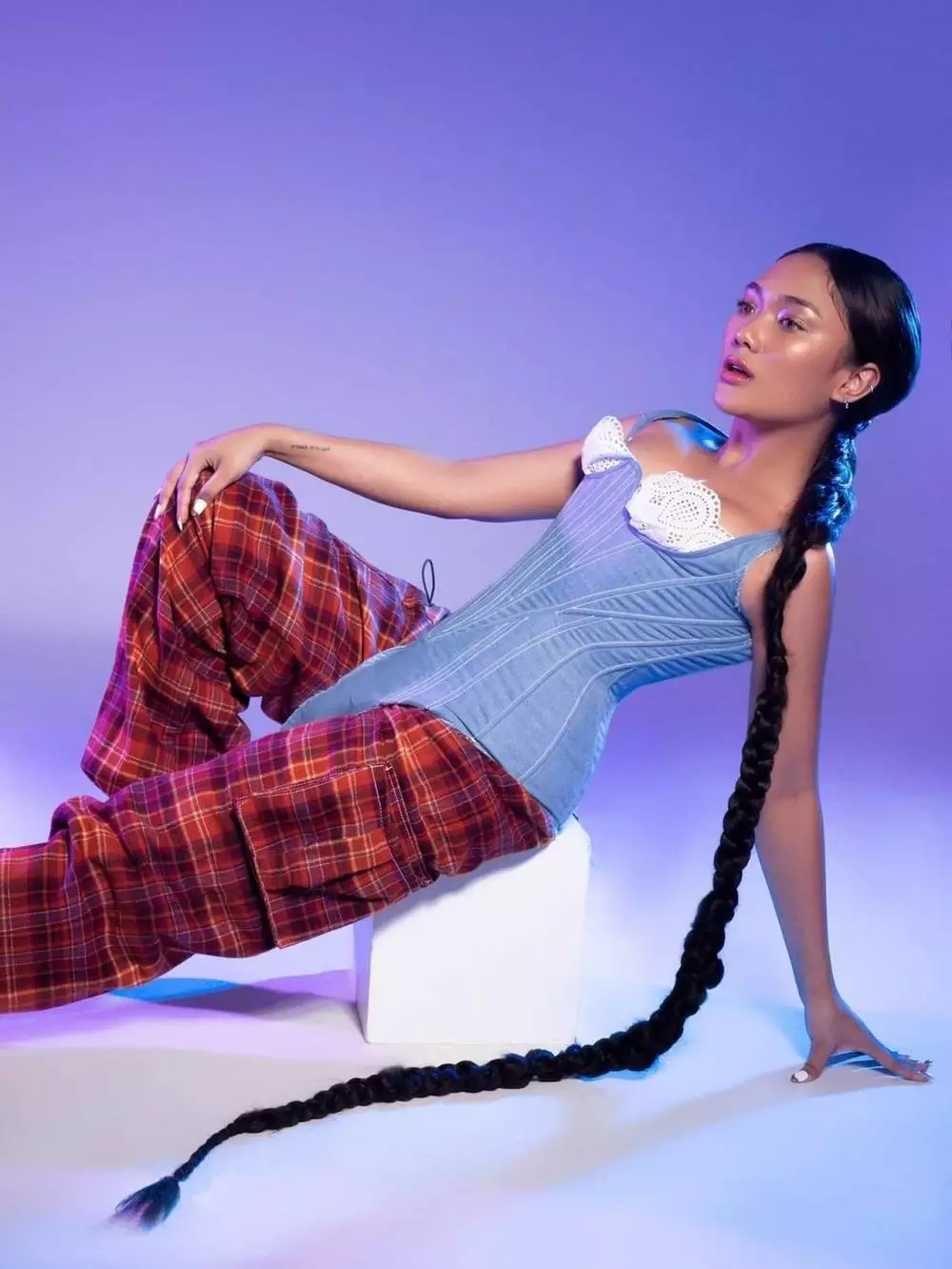 pemotretan terbaru marion jola dengan gaya rambut kepang Instagram