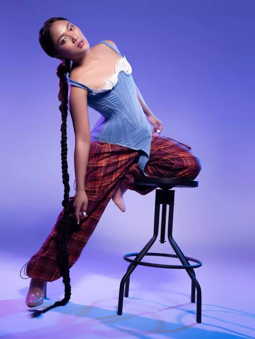 pemotretan terbaru marion jola dengan gaya rambut kepang Instagram