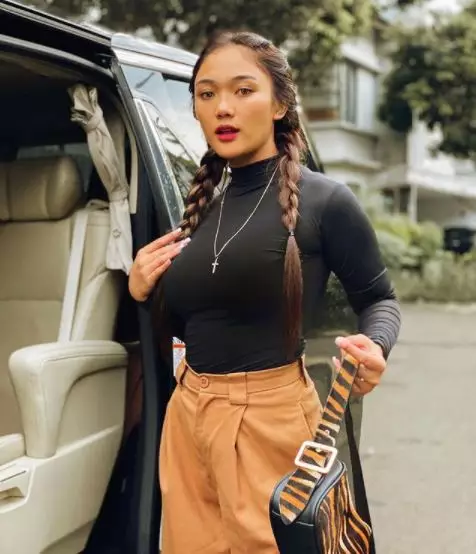 pemotretan terbaru marion jola dengan gaya rambut kepang Instagram