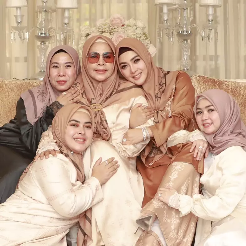 Syahrini berhijab terbaru © 2021 brilio.net Syahrini berhijab terbaru © 2021 brilio.net