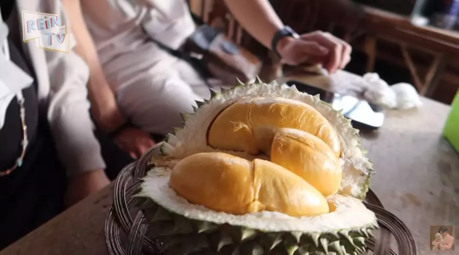 Dinda Hauw ngidam durian © YouTube Dinda Hauw ngidam durian © YouTube