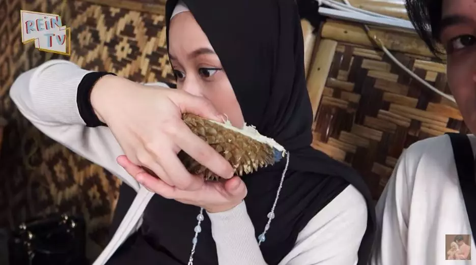 Dinda Hauw ngidam durian © YouTube Dinda Hauw ngidam durian © YouTube