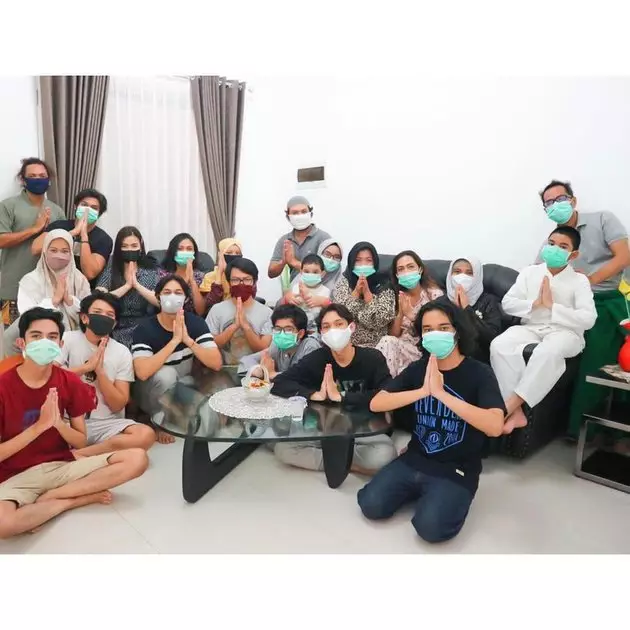 Caesar Hito dan keluarga muslim © 2021 brilio.net Instagram