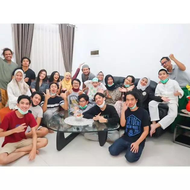 Caesar Hito dan keluarga muslim © 2021 brilio.net Instagram